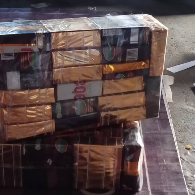 Kotak kado berhadiah uang tunai dan mainan