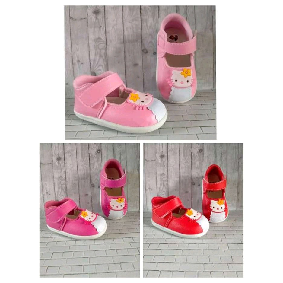 Sepatu anak bunyi cit cit hello kitty