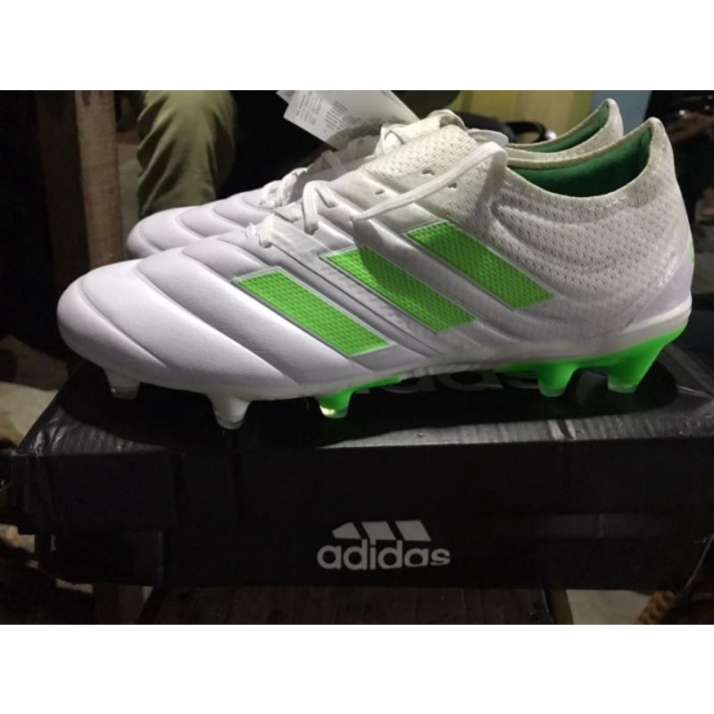 Sepatu bola adidas copa