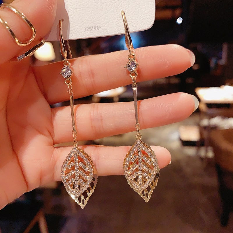 Anting Kait Desain Daun Hollow Aksen Berlian Imitasi Gaya Korea Untuk Wanita