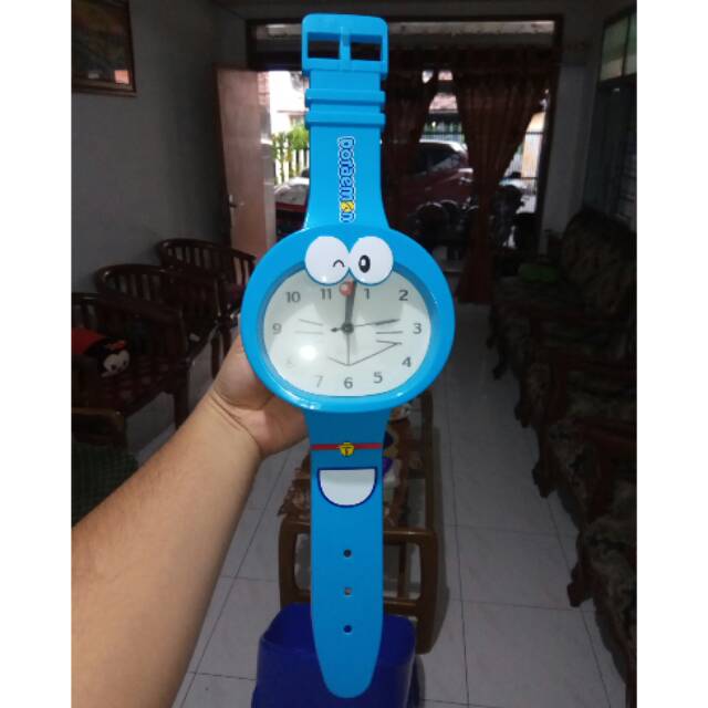 Jam dinding model jam tangan doraemon