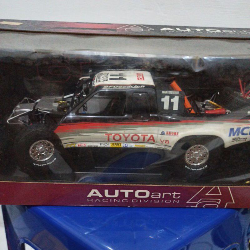 Mobil Toyota DIECAST by AUTOART 1:18