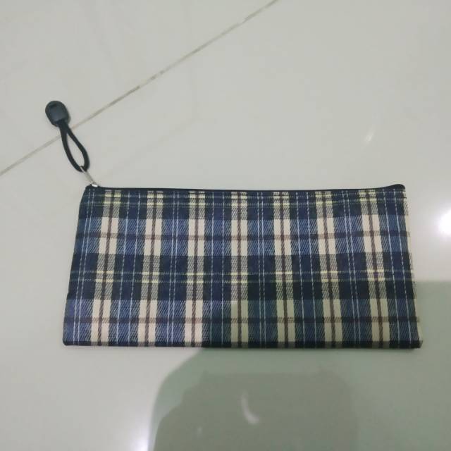 

Koatk pensil motif kotak kotak