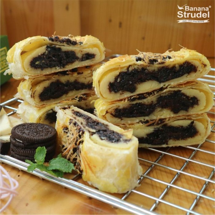 

Banana strudel malang choco almond apel original strudel oleh oleh