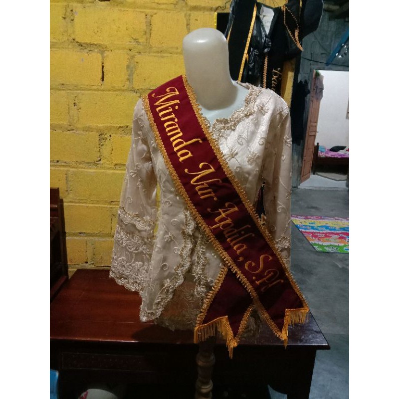 Selempang wisuda bahan kain bludru halus dengan list renda ujung rumbai