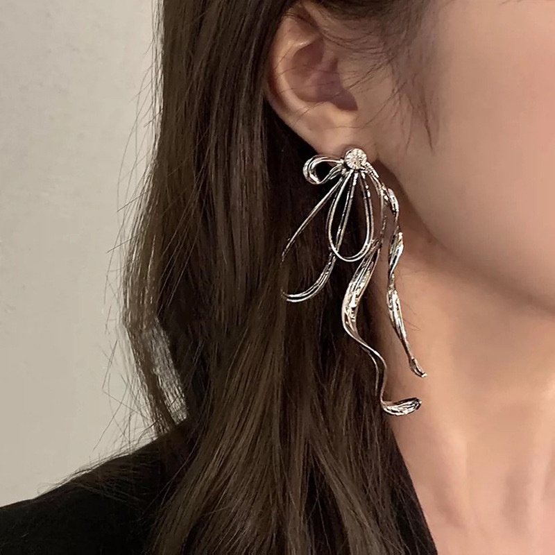 Anting Tusuk Gantung Bahan Metal Desain Pita Asimetris Kreatif Untuk Wanita