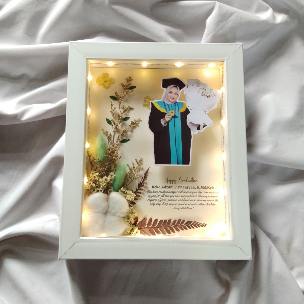 3D Frame 8R (20×25 cm) Dried Flower by Lahzara Pigura Hadiah Wisuda Birthday Gift Ulang tahun Gradua