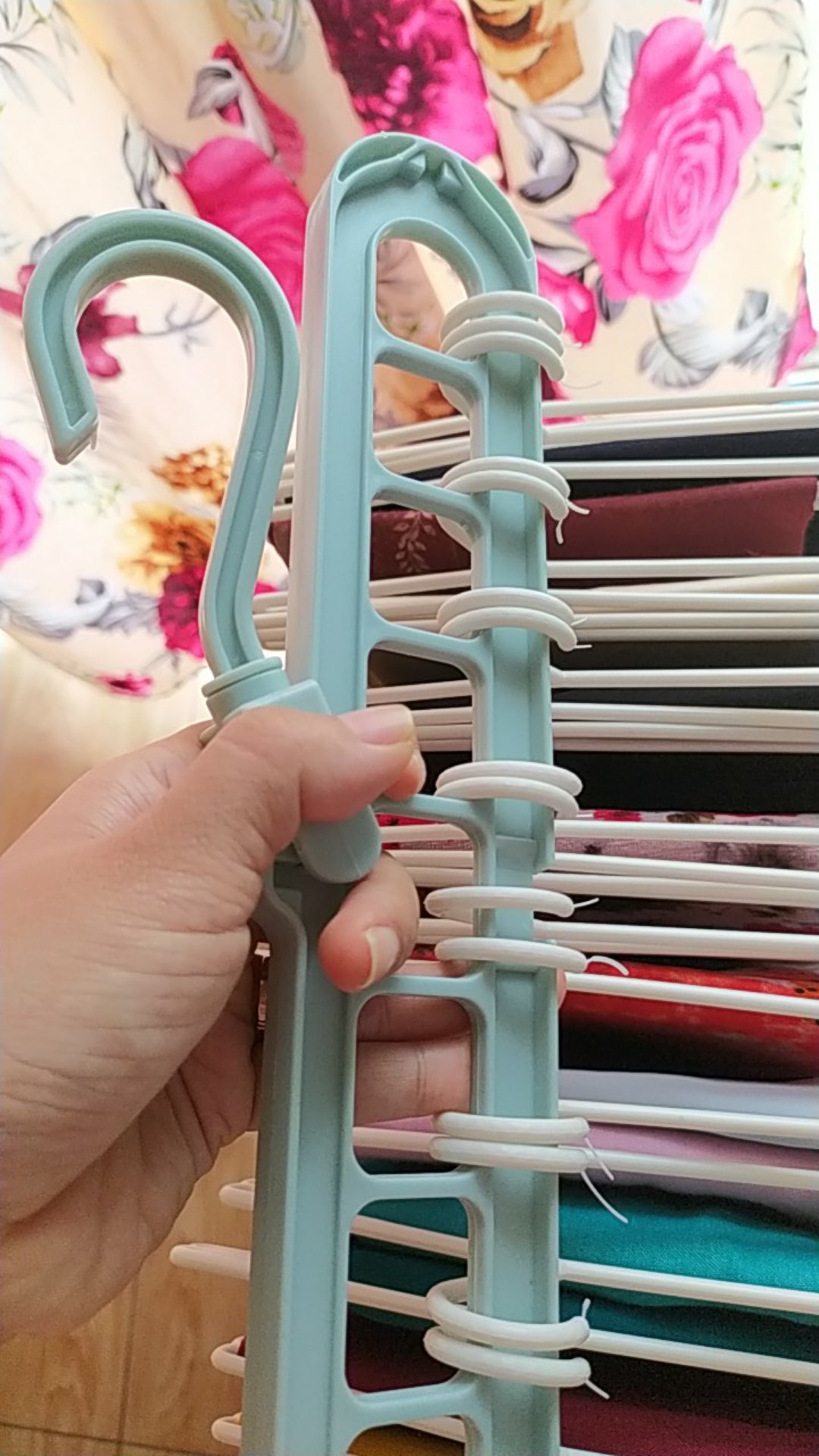 Gantungan Baju / Magic Hanger / Gantungan Ajaib Multifungsi Dapat Dilipat Dengan 9 Lubang (c8k)