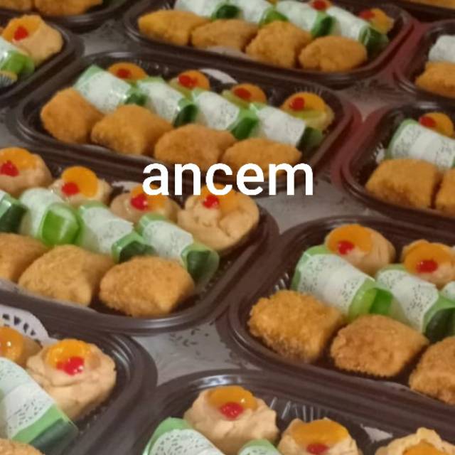 

Kue nampan isi 12 ..kue bs request