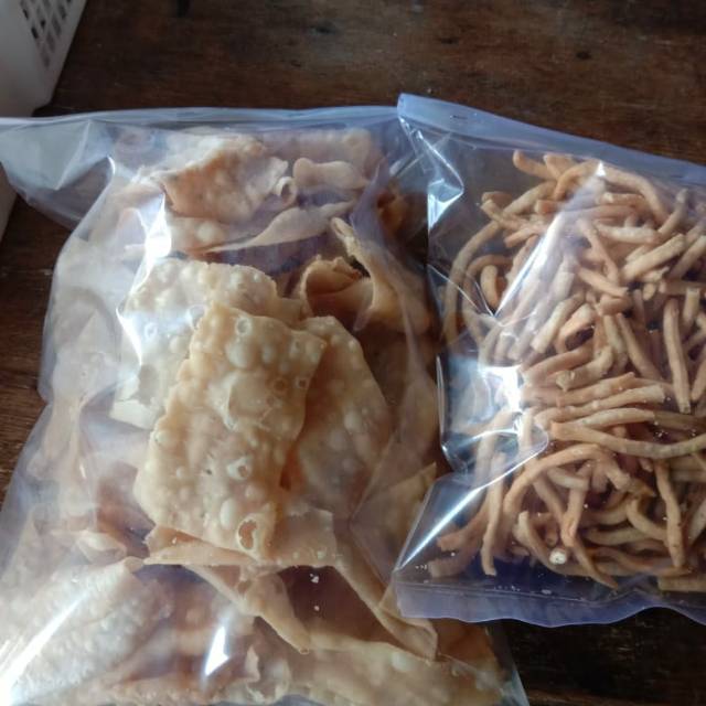 

Keripik bawang dan stik bawang 1/2 kg