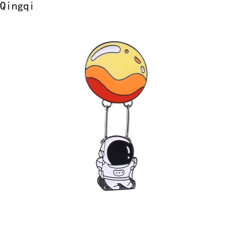 Bros Pin Enamel Bentuk Astronot Planet Balon Ayunan Bahan Alloy Untuk Aksesoris Ransel