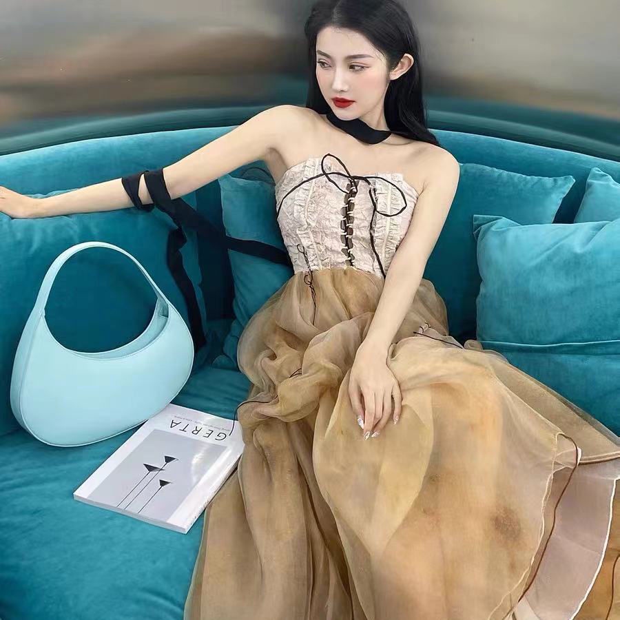 Tube top dress design sense high-end niche French retro gentle Hepburn wrap dada angin dingin wanita