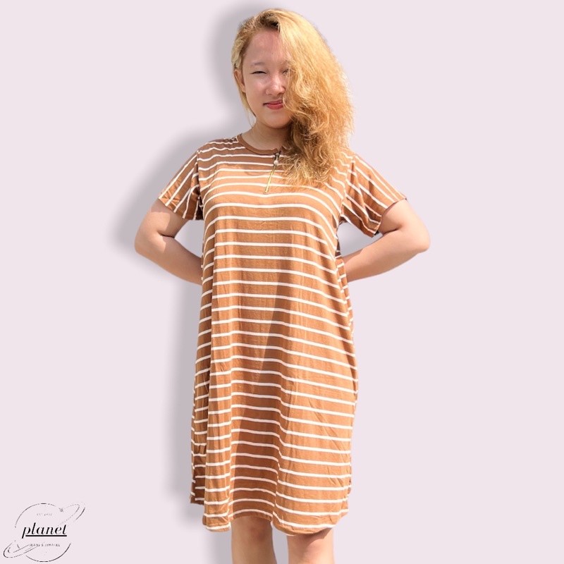 DASTER SALUR JUMBO BIG SIZE WANITA MOTIF SALUR GARIS GARIS DRESS MIDI DRESS RESLETING DEPAN DRESS LENGAN PENDEK DRESS BAHAN MELAR SPANDEX