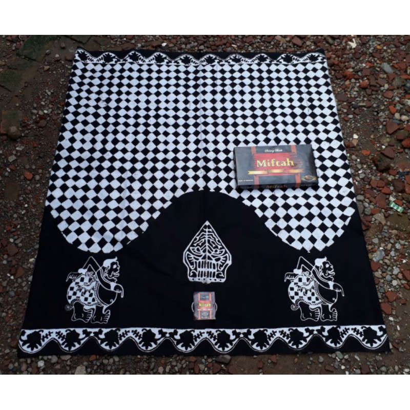 Sarung batik miftah dewasa sarung batik cap pekalongan kotak catur hitam putih monokrom semar bagong