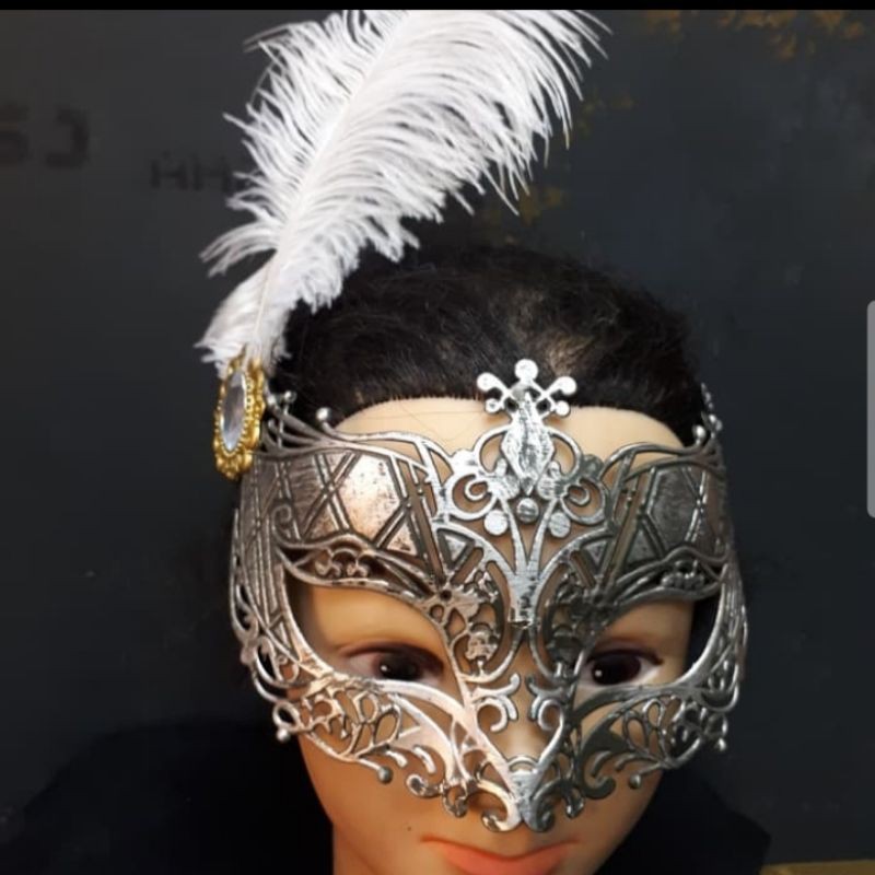 topeng pesta bulu kasuari