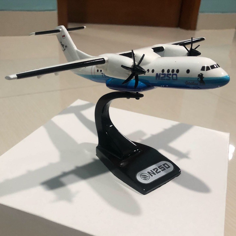 miniatur pesawat N250