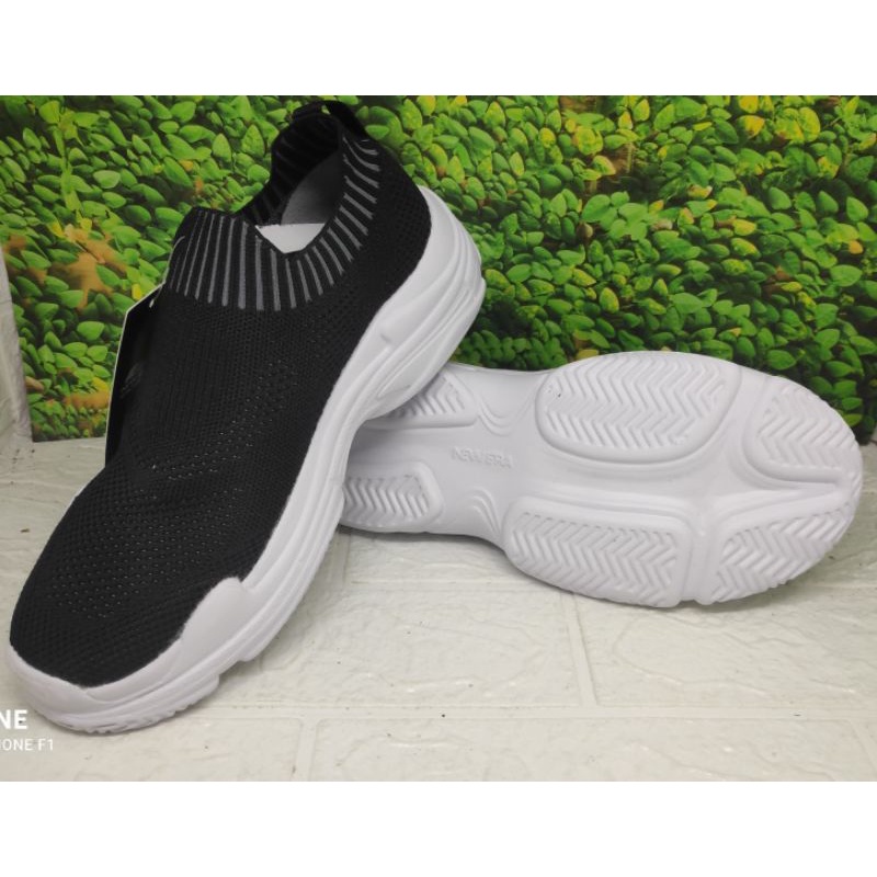 SEPATU NEWERA DANITA SLIP ON KAOS KAKI HARGA OBRAL