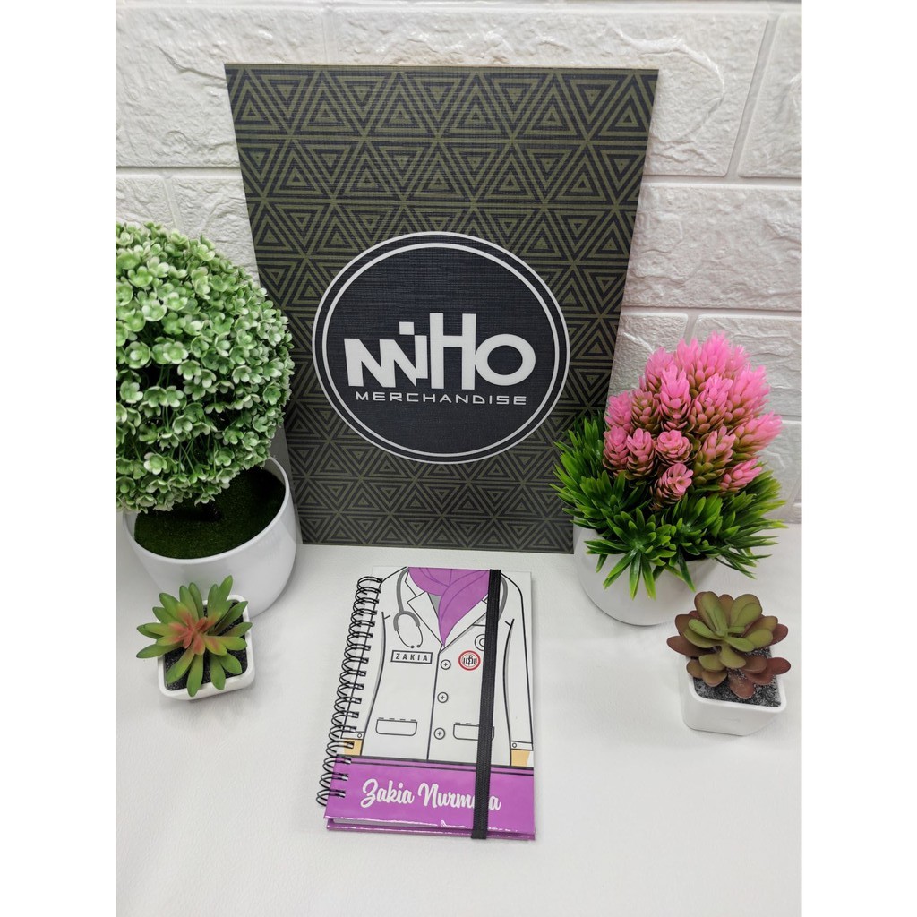 

Notebook Jilid Kawat Spiral A5 + Karet samping Custom, (Disain Cover Sesuai Keinginan), Kertas HVS / Hardcover / 60 lembar / Bergaris