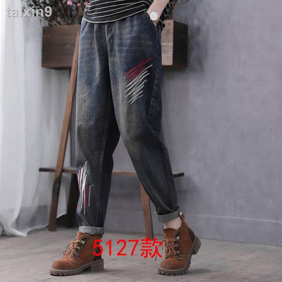  Celana  Jeans  Wanita  Model Ripped Dengan Potongan Longgar  