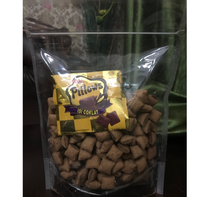 

Pillows rasa coklat / ubi