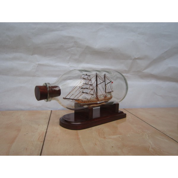 Miniatur Kapal Layar KRI Dewaruci Dalam Botol INPUS 500 ml Miniatur Kapal Layar KRI Dewaruci Dalam Botol INPUS 500 ml