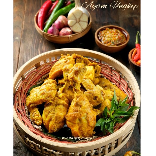 

Ayam ungkep/ Ayam bumbu kuning/ Ayam laos (Sudah Termasuk Sambal)