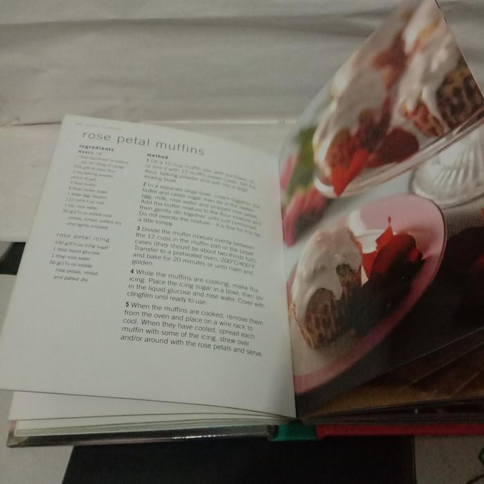 Dijual muffins and bakes a Collection of over 100 Essential recipes Diskon