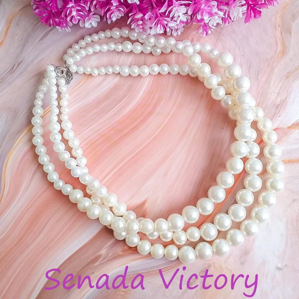 Senada Victory Kalung Susun Pesta Mutiara Tiga layer Putih Aksesoris Wanita SKPM01