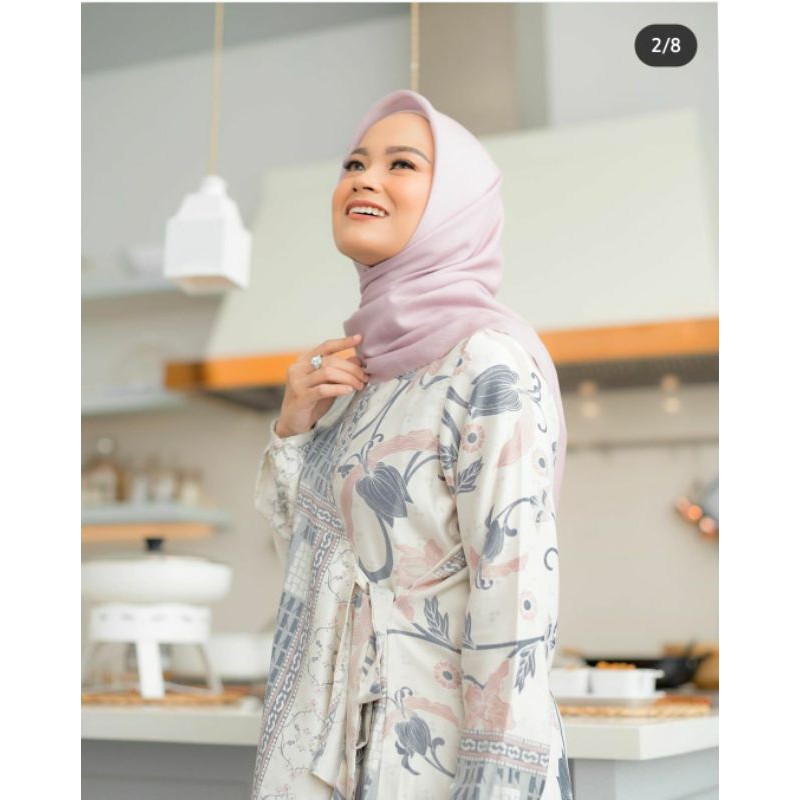 Kara Blouse Wearing Klamby