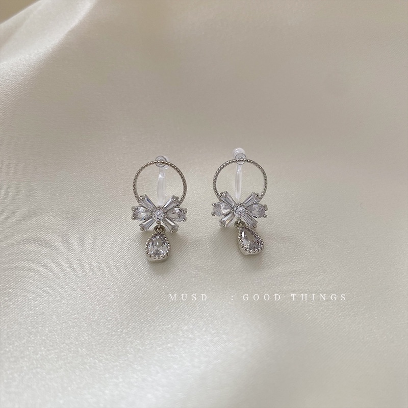 Anting Tusuk Bentuk Pita Bahan Alloy Lapis Silver Hias Berlian Imitasi Untuk Wanita