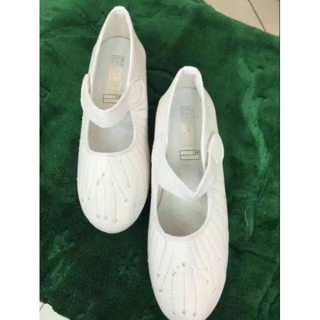 Sepatu putih untuk perlengkapan ibadah haji dan umroh