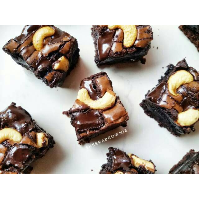 

Basic Plain Brownies (Plain + CC/CokelatCincang, Plain + CC Cashew)