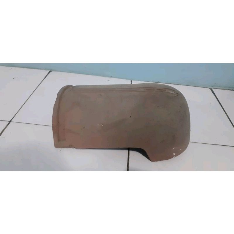 Pinggiran wuwung kerpus ujung pojok genteng