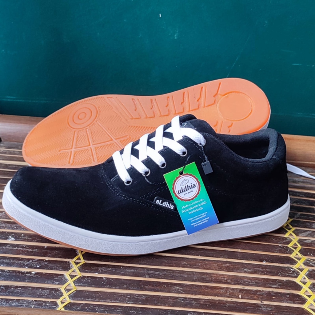 Aldhis A810 Hitam Putih Sepatu Pria Snekers Original Brand Lokal Spatu Kets Cowok Kekinian Buat Gaya Kerja