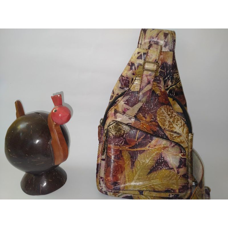 Tas selempang pria kulit motif ecoprint
