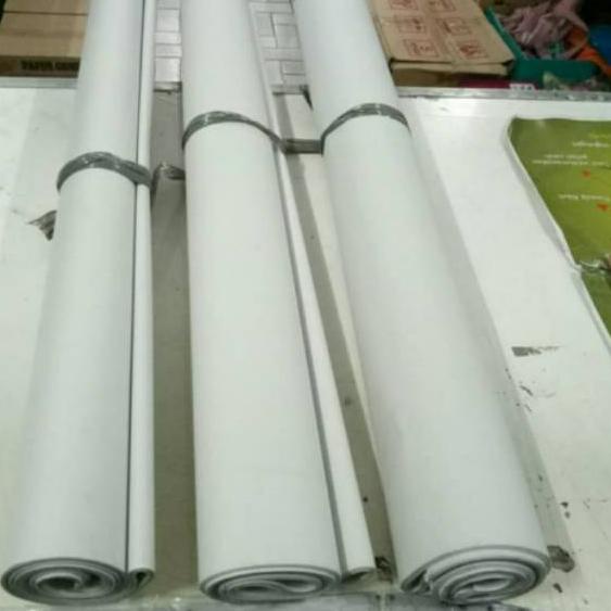 

25 Lembar Kertas Koran 65cm x 100cm ,.