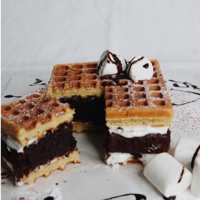 

Fudgy Brownies waffle with marshmallow