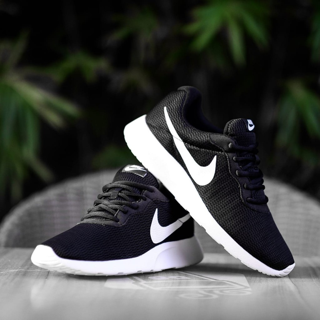 black nike trainers tanjun