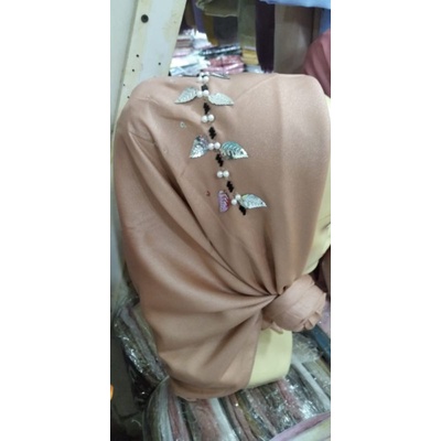hijab segiempat Payet di kepala