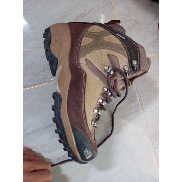 sepatu hiking second,merk TNF