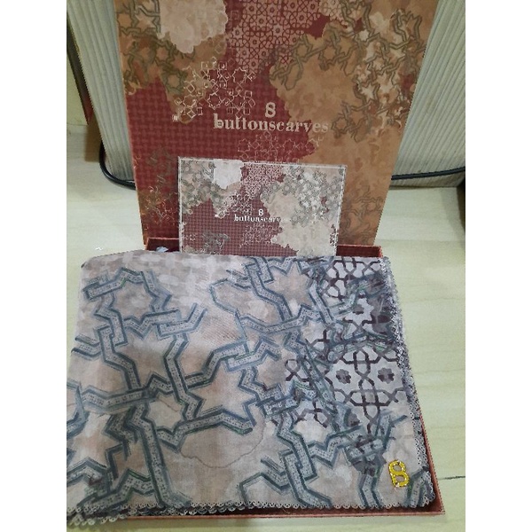 Preloved buttonscarves haramain berry