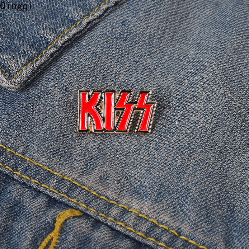 Bros Pin Enamel Desain Tulisan KISS Warna Merah Untuk Hadiah