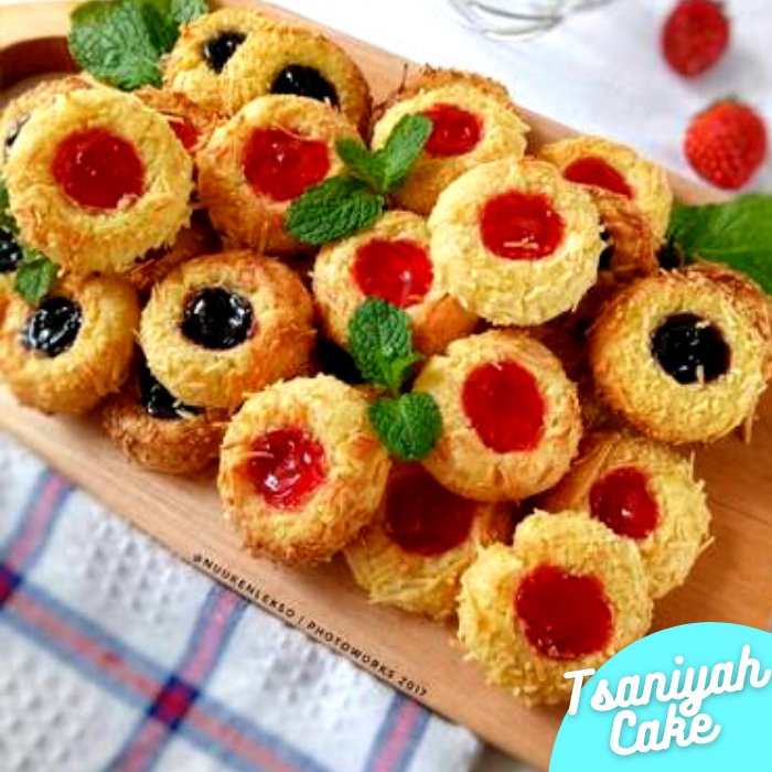 

Tsaniyah Cake Kue kering Cookies Thumbprint cheese with jam kue Thumbprint dengan selai Strawberry dan selai coklat kue lebaran