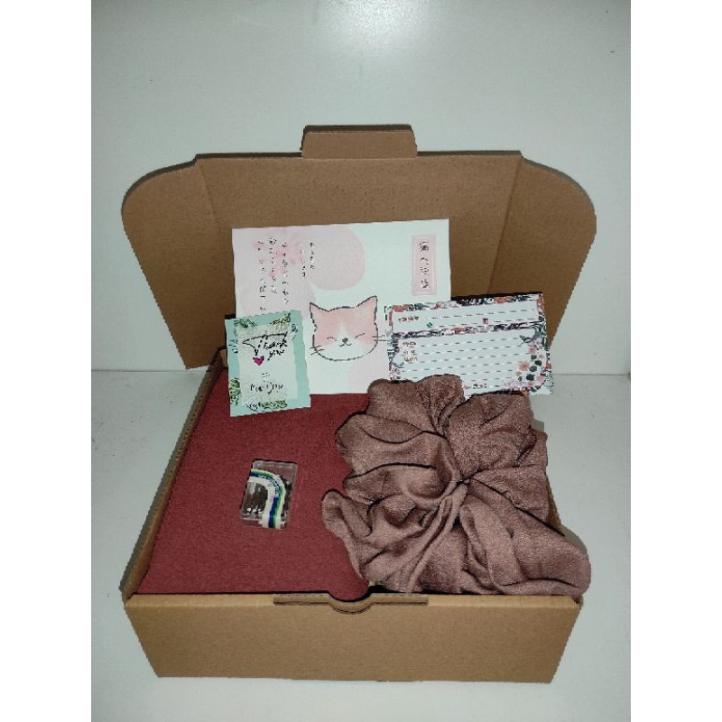 

HAMPERS/GIFTBOX PASHMINA KADO WISUDA WEDDING ULANGTAHUN