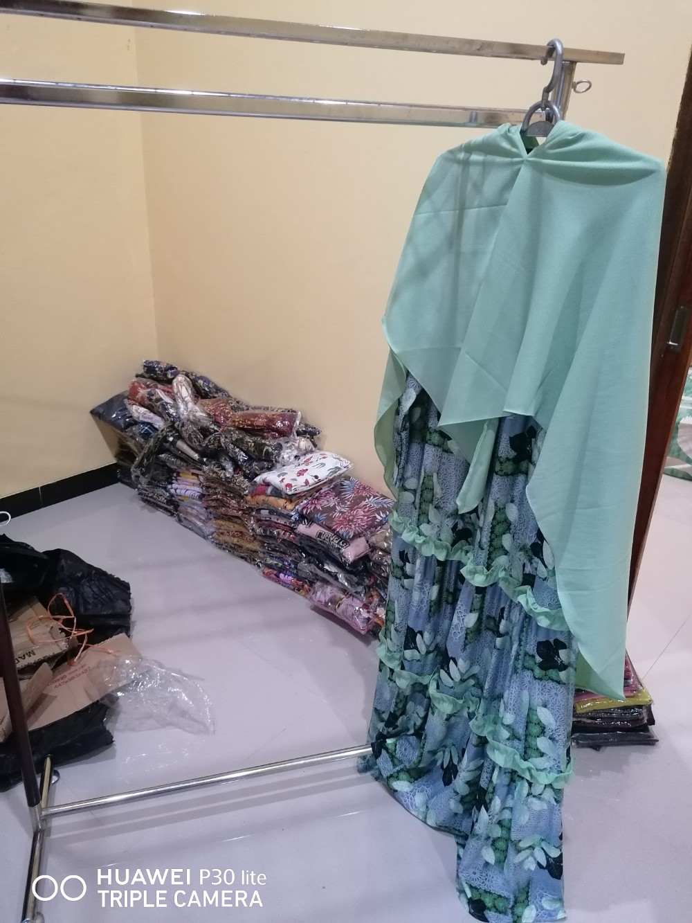 Gantungan Baju, Gawangan Pipa Kotak Dengan Rak Ram Kawat