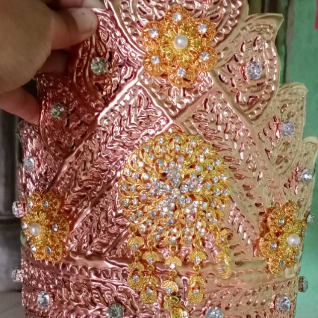 Mahkota/tanjak/pakaian adat