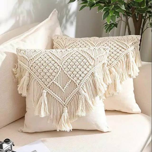 Sarung bantal macrame dilapisin kain blacu