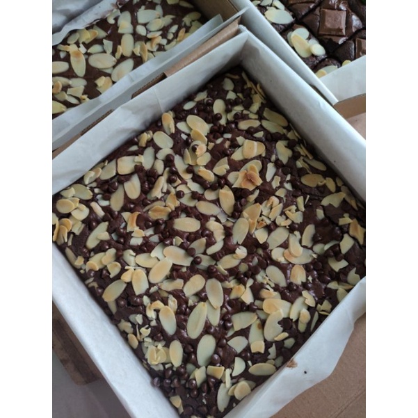 

BORWNIES PANGGANG | BROWNIES SEKAT CHOCO ALMOND SUPERNYOKLAT (WAJIB ORDER BUBBLE WRAP)