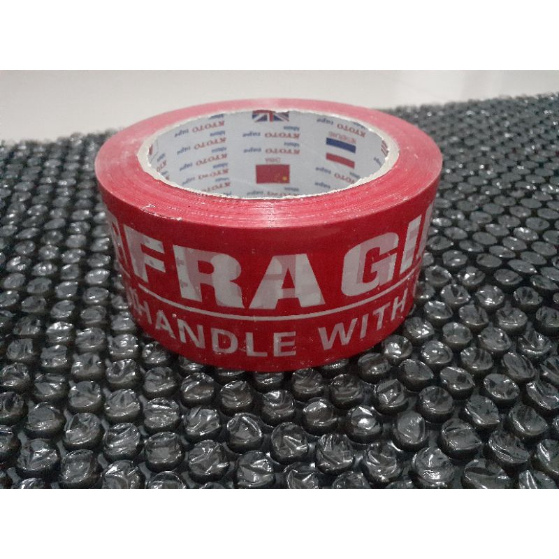 

Bubble Wrap dan lakban Fragile untuk tambahan keamanan packing
