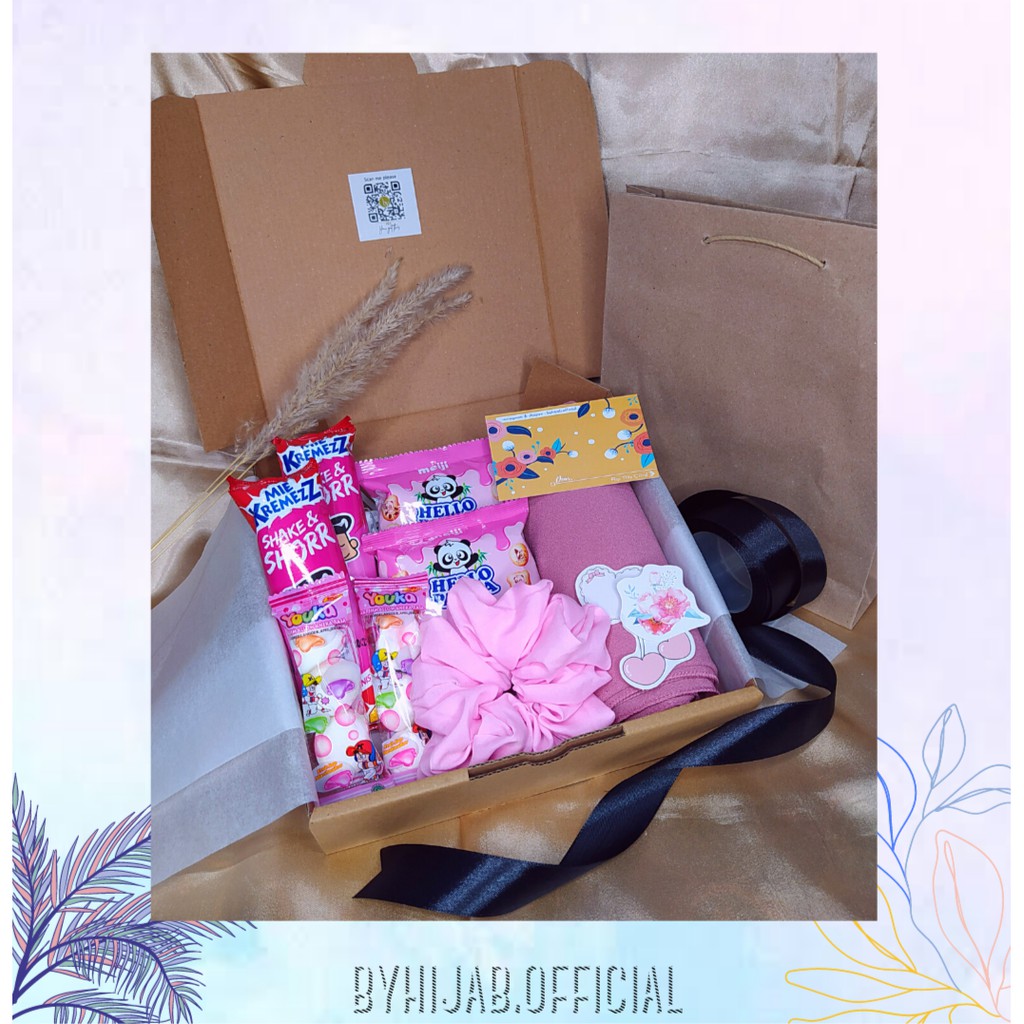 

hijab snack box kado wisuda